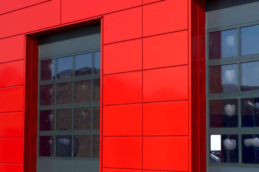 Eine Fassadenlösung, die den Traditionen der Automobilbranche entspricht, Vævervej 16, 8800 Viborg